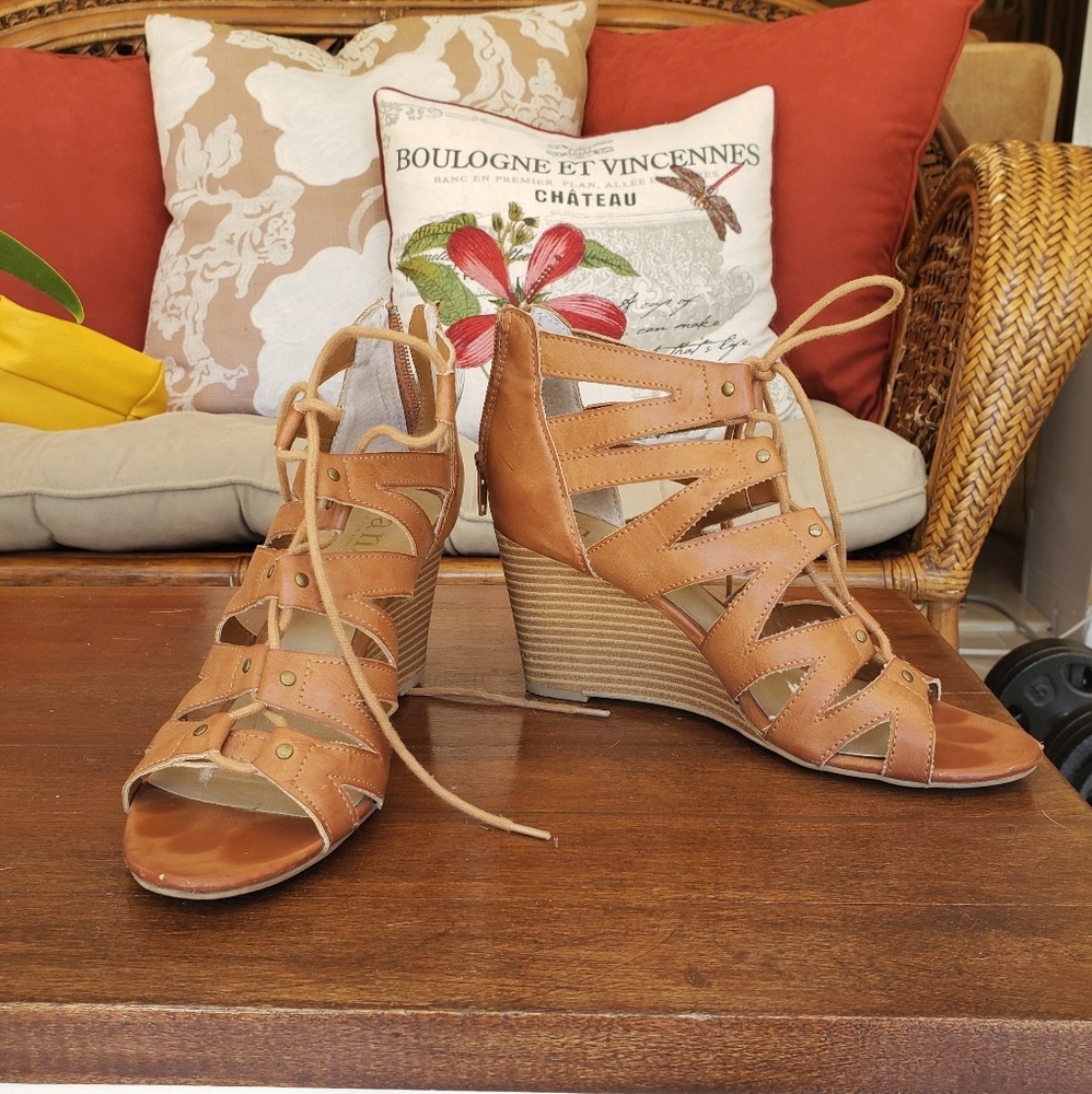 Wedge brown leather gladiator shoes